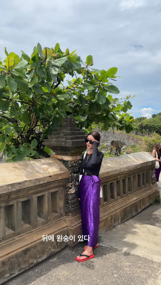 Ask a male manager for help if your item is stolen by a monkey
 #울루와뜨 사원 Pura Luhur #Uluwatu#
 Pecatu, Kec. Kuta Sel., Kabupaten #Badung#Bali