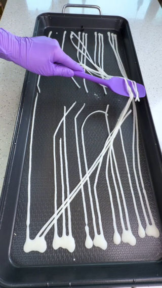 소스통 3구로 카다이프 만들기 도전🤣 카다이프가 소스통 3구로 된다고해서 했는데 지난번 짤주머니 보다 빨리되고 재밌네요 😊 그런데 조금더 두껍게되고 요령은 필요해요🤣🤣
  두꺼워도 짤주머니보다 만드는 시간이 엄청 줄어들고 볶았을때 엄청 바삭하네요💞 일단 식감은 합격이에요🤭
 반죽은 박력분 300ml 물 300ml에 전분 2스푼 넣고 불은 중불로 했어요💕#청담언니 #요리하는메이크업아티스트