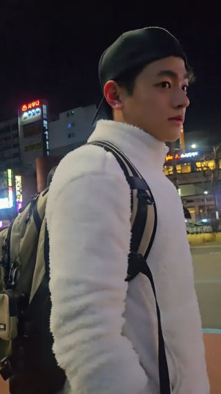 집에 가는 버스 기다리는데
 야자끝나고 집가는 아들 만남
 반가움!!!
 
 #고딩 #아들