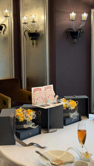 할머니 할아버지가 되는 기쁨이 두배 👶🏻💛
 모임에 나가서 같이 자랑하느라 바쁘셨다는 👵🏻🧓🏻엄빠들
 #임밍아웃 8월에 만나요 ! #BabyGOLDEN