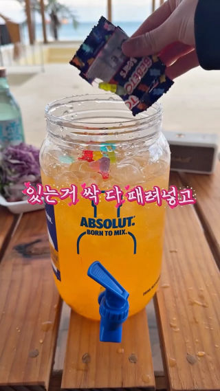 17,900원에 이구성이면 완전 가성비템 ‼️
 맛있다고 음료수처럼 먹다가 훅 가버릴수있음 주의…..
 +구성된 토닉워터 한캔은 앱솔루트 1/3 양이라 저는 토닉워터만 추가로 구매해서 가득채워 먹었습니당! 
 
 #앱솔루트칵테일