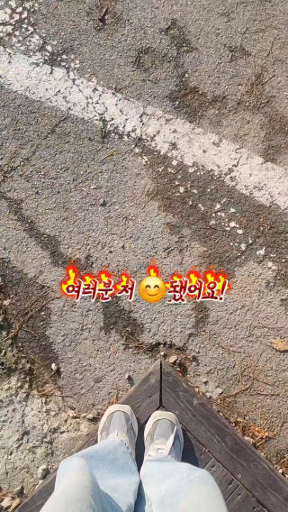 ㄹㅈㄷ 사건 발생💥🤦‍♂️
 고속버스 타고 속초 가다가 미아됐어요^_^
 
 이럴땐 어떻게 해야하나요??😂
 
 @@🚍고속도로 미아 될 것 같은 친구 태그🚍
 
 아직 출발 시간 안되었는데 화장실 다녀오니 주차장에 버스가 한대도 없어요 ㅇㅅㅇa
 
 내 자리에 노트북도 펴져있고 가방, 물 등등 다있는데 겉옷입고 핸드폰은 챙겨 내려서 다행이에요^^
 
 휴게소가 작아 사무실도 없어서 도움 줄수있는게 없다하시고 출,도착 터미널과 버스 회사까지 아무도 전화를 안받아요😇
 
 놀랍게도 이건 재앙의 시작이었으니...
 2탄에서⭐️
 
 #사건 #속초 #고속도로 #미아 #휴게소