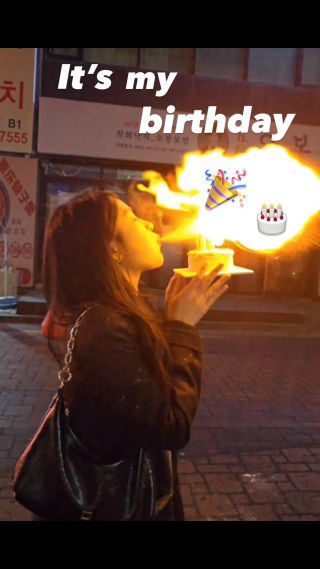 진짜 잊지못할 생일을 선사해준 모든 친구들에게 무한 영광을…
 
 이서연 맞춤형 선물 준비해줘서 고마워 조은,수림이🥹 경희걸스들도✨
 
 파우더는 슈가 파우더!! 온몸에 슈가파우더로 뒤덮였다 ㅎ 하지만 성공했으니 괜찮아👻
 
 요즘 핫한 생일파티 + 올해 시작 Let’s go🔥
 
 2026.2.26🔥
 
 #생일 #생일릴스 #생일불쇼 #2026 #celebration