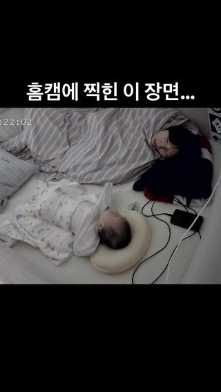 낮잠 자다 눈 떴는데 아기가 나를 빤히 보고 있었다…
 ⠀
 안 울고 날 빤히 쳐다본게 처음 있던 일이라
 진짜 너무 깜짝 놀랐고 뭉클한 감정이…
 엄마들……. 이 감정 아시죠….😭?????
 ⠀
 너무 졸렵고 피곤했는데 사르르 체력 충전되는 느낌..
 진짜 아기들의 세상은 엄마 아빠가 전부구나 싶었다.
 ⠀
 예서야 조금만 천천히 커주라
 예서의 세상은 아직 엄마 아빠로 가득했으면 좋겠어.
 ⠀
 ⠀
 ⠀
 ⠀
 #육아중 #뱀띠맘 #뱀띠아기