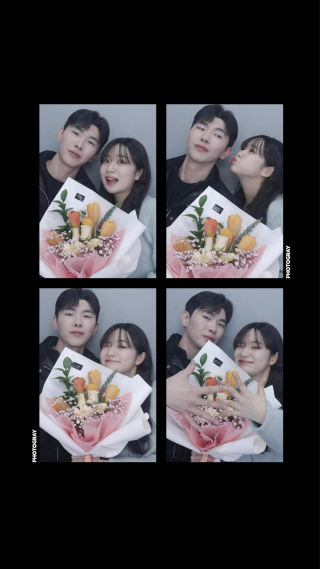 8주년 3일 전에 받은 프로포즈💍🤍
 ⠀
 친구들이랑 같이 저녁 먹자고 해서 주문하고, 디즈니 신작 예고편 틀어준다고 해서 아무 생각 없이 보고 있었는데 엥.. 왜 남자 주인공이 요한이를 닮았지..? 여자 주인공이랑 옷이 내꺼랑 똑같은데..? 너무 놀라서 동공 지진😳 근데 이게 프로포즈 영상이었을 줄이야..
 ⠀
 생각해 보면 이상한 거 투성이였는데ㅋㅋㅋ 빌드업을 너무 잘해놔서^^ 의심조차 하지 못했고 친구들과 가게 사장님까지 도와주셔서 완벽하게 속아버렸다😭
 ⠀
 요한이가 예식장 잡고, 결혼 준비 시작 전에 당연히 프로포즈를 먼저 해야 되는 거 아니냐고 이야기했었는데 먼저 받을 줄은 꿈에도 몰랐다🥹 1월부터 준비했다고 하는데 계속 재촉해서 미안..ㅎㅎ
 ⠀
 매일 일하고 공부하느라 정말 바쁘게 사는데.. 없는 시간 쪼개가면서 직접 만들었을 생각하니까 더더 감동이야🥹 평생 잊지 못할 하루를 만들어줘서 고마워 결혼 준비 잘해보자💗
 ⠀
 @jang_y0han 교정기 때문에 표정이 안 좋아서 가려달라고 하셔서 가렸어요😅
 ⠀
 #프로포즈 #프로포즈영상