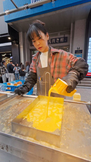 볶음면과 치즈를 계란으로 부드럽게 감싸낸 명동 길거리 불닭오믈렛
 
 북적이는 명동 한복판, 처음 보는 불닭오믈렛에 눈길이 머물렀습니다
 기다리는 사이 옆에서는 외국인 관광객들이 직접 한국어로 메뉴를 묻는 모습도 보입니다
 넓게 부친 계란 위로 매콤한 면과 소시지, 두 가지 치즈를 올려 빈틈없이 감싸줍니다
 한편에 앉아 한 조각 집어 올리자 치즈가 길게 늘어나고, 곁으로는 명동의 활기찬 봄 풍경이 스쳐 갑니다
 
 [명동 불닭오믈렛]
 
 📍 위치
 서울 중구 명동길 26
 (명동역 6번 출구 도보 5분)
 
 ⏰ 영업시간
 월~금 오후 4시 - 오후 11시
 토~일 오후 2시 - 오후 11시
 ※ 재료 소진 시 조기 마감
 
 🎞️ 영상 속 메뉴
 불닭오믈렛 ₩10,000
 ※ 촬영일 기준, 가격 변동 가능
 
 -
 
 Spicy noodles and cheese softly wrapped in egg — Buldak omelet on the streets of Myeongdong
 
 In the heart of bustling Myeongdong, a buldak omelet I'd never seen before caught my eye
 While waiting, a foreign tourist nearby was asking about the menu in Korean
 Spicy noodles, sausage, and two kinds of cheese are piled onto a wide-fried egg and wrapped up tight
 Settling to one side, I pick up a piece — the cheese stretches long as the lively spring streets of Myeongdong drift by
 
 [Myeongdong Buldak Omelet]
 
 📍 Location
 26, Myeongdong-gil, Jung-gu, Seoul, South Korea
 (5-min walk from Myeongdong Station Exit 6)
 
 ⏰ Hours
 Mon–Fri 4 PM - 11 PM
 Sat–Sun 2 PM - 11 PM
 ※ May close early when ingredients sell out
 
 🎞️ Menu in This Video
 Buldak Omelet ₩10,000
 ※ Price as of filming date, subject to change
 
 #instafood #koreanfood #streetfood #mukjja