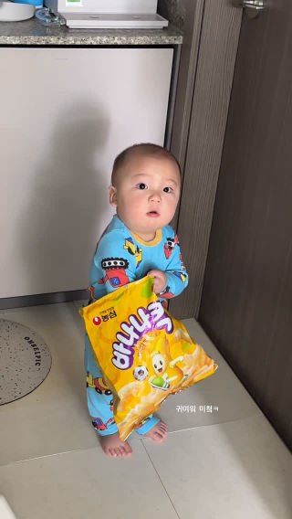 귀여우니깐 #피드박제 😆
 ⠀
 ⠀⠀
 ⠀
 
 ⠀
 #12개월 #바나나킥 #먹고싶어서 #눈치보기 👀