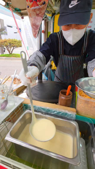 한결같은 정성으로 빚은 동대문 할아버지의 인생 크레페 Dongdaemun Grandpa Masterpiece Crepe with Heart
 
 할아버지의 정성 가득한 손길과 위생적인 조리 과정이 정말 인상적이에요. 달콤한 누텔라에 신선한 과일, 그리고 시원한 아이스크림의 조합은 완벽 그 자체입니다.
 
 📍 서울 중구 을지로6가 18-1
 🏠 동대문 할아버지 크레페
 
 #foodietime #dongdaemun #streetfood #kfood #strawberrybanana