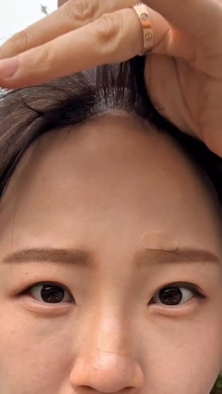 올해로 #가발 인생 30년
 ⠀
 어차피 써야 하는 상황이니 마음 딱 바꾸고
 열띠미 가발 가꾸며 지내왔어요ㅎㅎ
 ⠀
 30년 내공이 담긴 가발 관리 꿀팁과 소소한 일상들 공유해 보려해요 근데 ,,, 이렇게 묶은 #전체가발 은 자연스러워 보이나요? 🥺