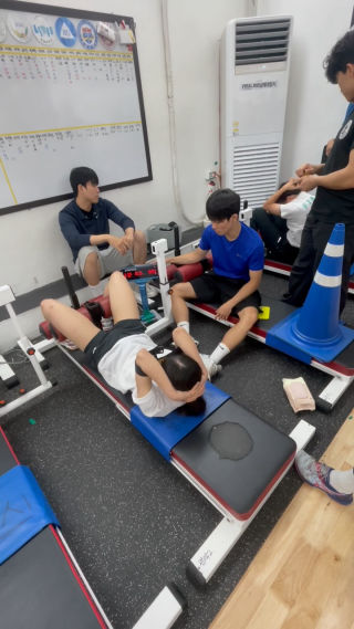 싯업 7월 측정 기록
:69개[파울 4개]

싯업 아오 
속도 아직 너무 느리고
지친 후에 올라가고 내려가는데 패턴 없이 
속도 유지도 못하고 막무가네임
속도 유지하고 발 쓰면서 어깨 조금만 더 뽑으면
파울 3~4개 해도 만점인데
그것마저도 못하고 있음
그래도 햄스 파울이랑 깍지 파울 위험하고
뒤로 갈수록 복근 못잡음
그냥 다 마음에 안든다
하나하나씩 잡아가야겠다

#체대입시 #싯업 #윗몸일으키기 #07 #재수