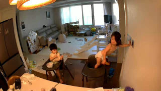 22개월의 유별난 코어힘
큰일날뻔 했는데,,안떨어져서 웃긴 해프닝이었다ㅠㅠ

혼자둘땐 벨트하자..

#22개월딸 #둥이스타그램 #쌍둥이네
